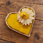Vela Margarida com Porta-Velas Coração - Image 2